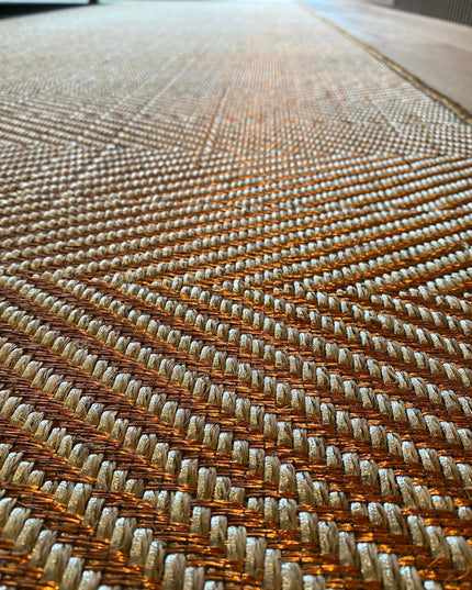 Tapete fique sobremadurado, seda beige y cobre. Borde en estaño Ref:FMS003